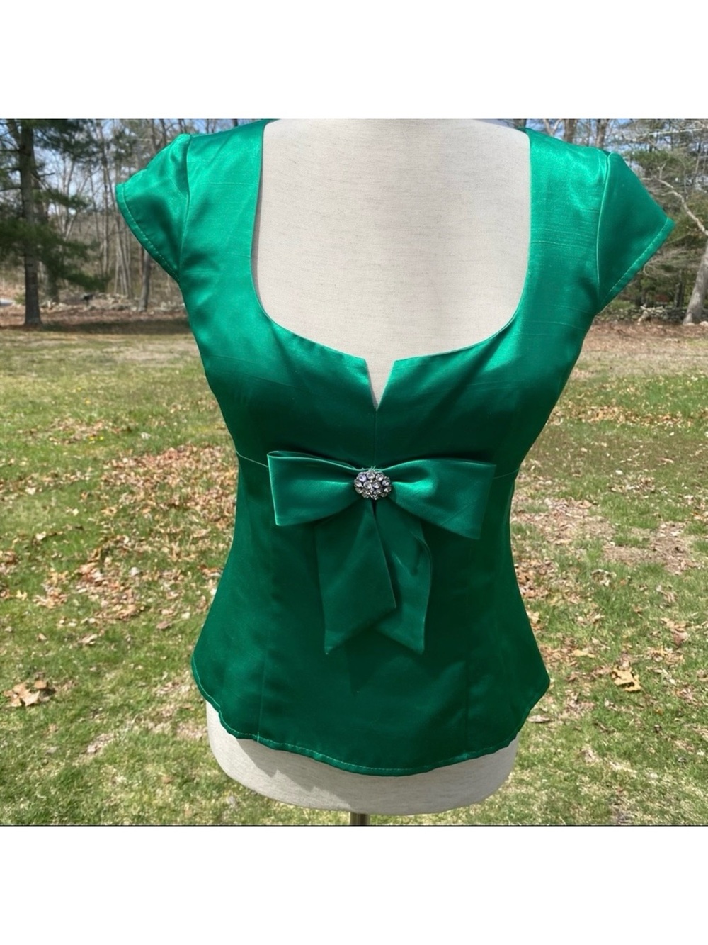 NANETTE LEPORE TOP BLOUSE GREEN RHINESTONE BOW SWEETHEART NECKLINE SIZE 2 USA